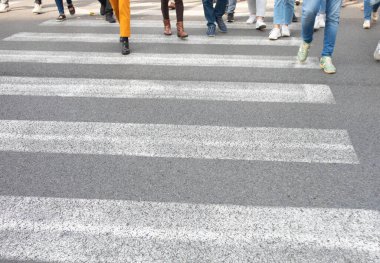 Roma, İtalya - 12 Ekim 2022. Zebra geçiyor. Kalabalık bir yaya sürüsü caddeden karşıya geçiyor..