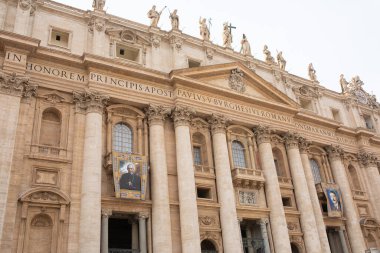 Roma, İtalya - 12.10.2022: St. Peter Meydanı, Vatikan City, Roma 'da mimari başyapıt. Ünlü İtalyan simgesi.