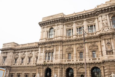 Roma, İtalya - 9 Ekim 2020: Yüksek Temyiz Mahkemesi 'nin Adalet Sarayı' nın tepesinde Quadriga)
