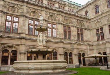 Vienna, AUSTRIA - 14 Ekim 2022 Viyana Opera Binası, Avusturya. Viyana şehrinin tarihi opera binası 
