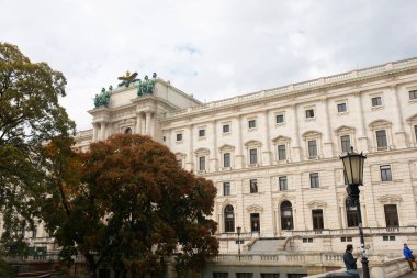 Vienna, AUSTRIA 14 Ekim 2022. Viyana, Avusturya. Avusturya 'nın başkenti Wien' de Heldenplatz ile ünlü Hofburg Sarayı.