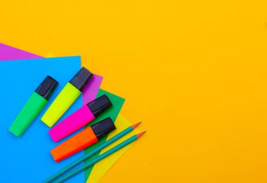 Çizim için kırtasiye - renkli kağıt ve çok renkli kalemlerin üst görünümü. Eğitim konsepti, eğitim. Kopyalama alanı olan işyeri