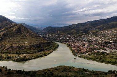 Mtskheta, Kura ve Aragvi nehirlerinin birleştiği yerde.