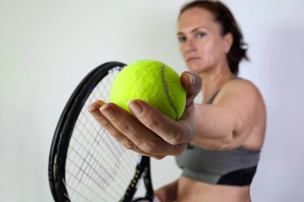 Mujer Blanca Prepara Para Servir Tenis Pelota Tenis Raqueta Primer — Foto de Stock