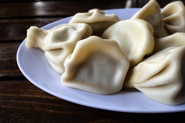 Geleneksel Gürcü yemekleri Khinkali, yakın çekim.