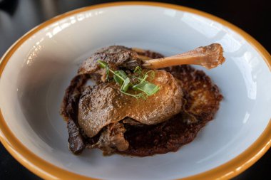 Tabakta soslu ördek budu.