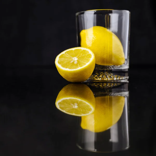 Lemon Glasse Black Reflected Surface — Stock Photo, Image