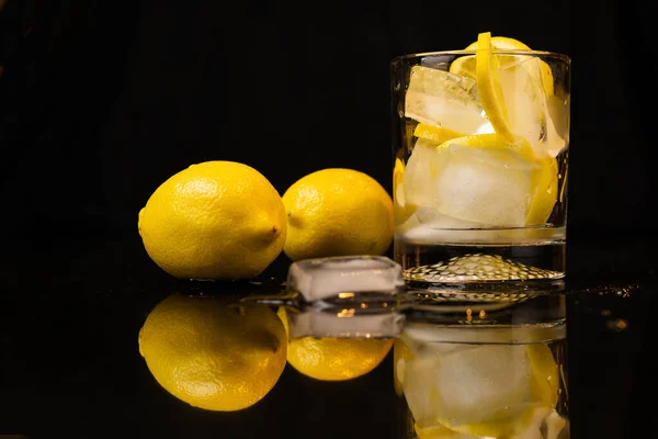 Zitronen Und Eis Glas Auf Schwarzer Reflektierter Oberfläche — Stockfoto