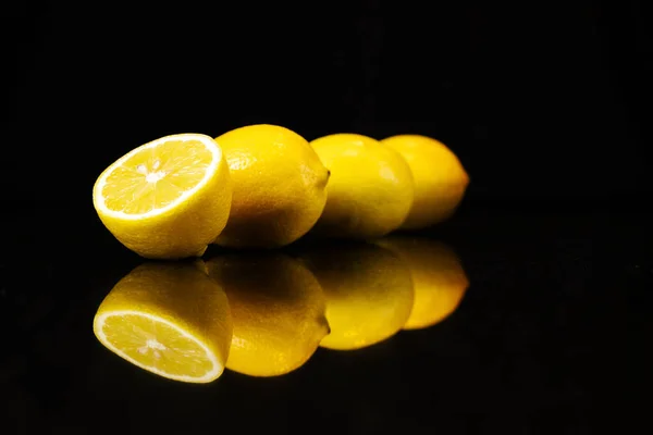 Limones Fila Sobre Una Superficie Negra Reflejada — Foto de Stock
