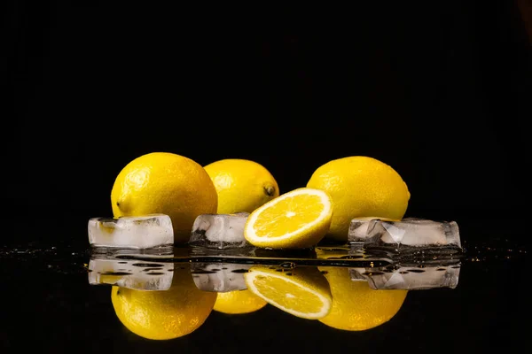 Lemons Ice Black Reflected Surface — Stock Photo, Image