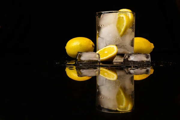 Lemons Ice Glass Black Reflected Surface — Stock Photo, Image