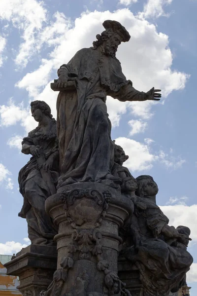 Статуя Иво Кермартинского Карлов Мост Прага — стоковое фото