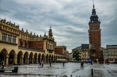 Krakow 'daki pazar meydanında anıtlar ve gösteriler