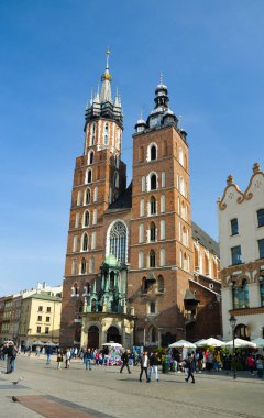Krakow 'daki pazar meydanında anıtlar ve gösteriler