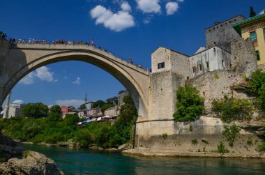 Nehirden şehrin manzarası