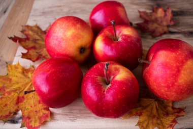 Tahta masada taze sonbahar kırmızı elmaları