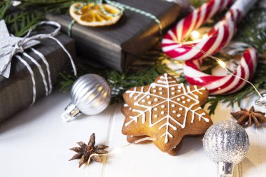 Noel kompozisyonu hediyeleri, Noel baloları, zencefilli kurabiyeler, şekerler ve masada anason yıldızları