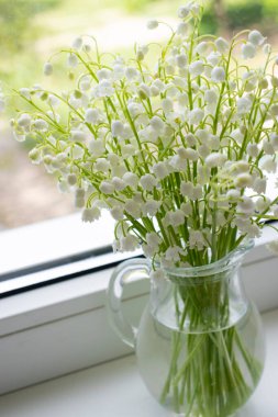 Penceredeki vazoda vadideki zambaklar.