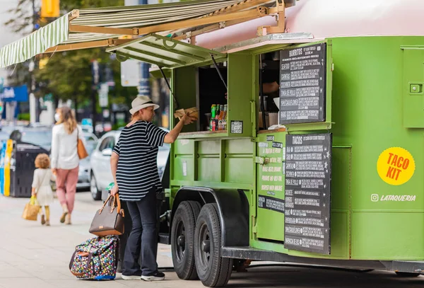 Vrouw Koopt Mexicaans Eten Van Een Food Truck Een Straat — Stockfoto