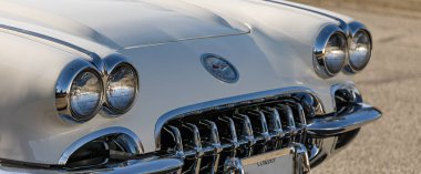 Beyaz turuncu Chevrolet CORVETTE CABRIO CLASSIC CARAR Surrey, BC caddesinde park edilmiş, Kanada-18 Nisan 2021. Sokak manzarası, seyahat fotoğrafı, konsept fotoğraf eski spor arabalar..