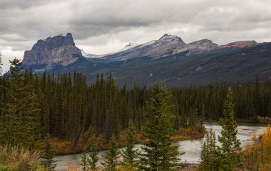 Banff, Alberta ve Kanada 'da bulutlu bir günde vahşi doğanın güzel manzarası. Seyahat fotoğrafı, sokak fotoğrafı, hiç kimse, konsept fotoğraf doğası.