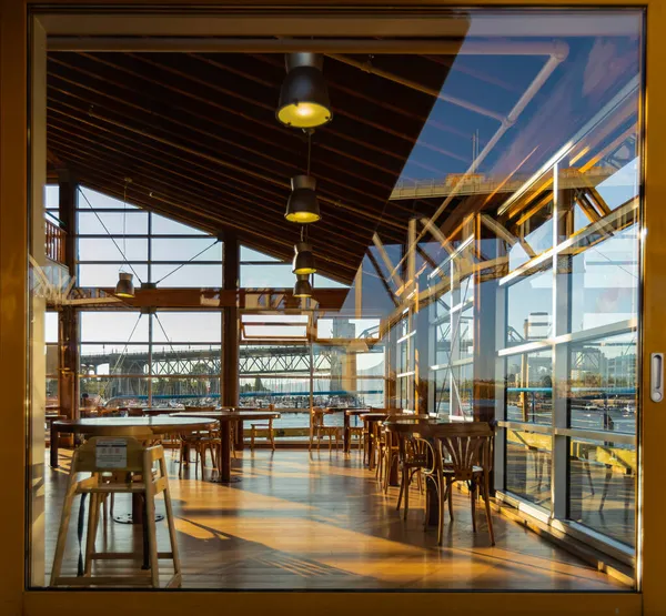 Vista Restaurante Através Uma Janela Enorme Conjunto Mesa Restaurante Decoração — Fotografia de Stock
