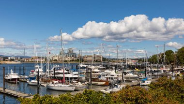Sabahın ilk ışıklarıyla iç liman. Victoria Limanı 'nda yaz mevsimi, British Columbia, Kanada-21 Temmuz 2021. Sokak manzarası, seyahat fotoğrafı, seçici odak, konsept fotoğraf turizmi