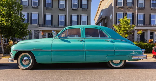 Ein Klassischer Packard Parkt Auf Der Straße Ein Oldtimer Packard — Stockfoto