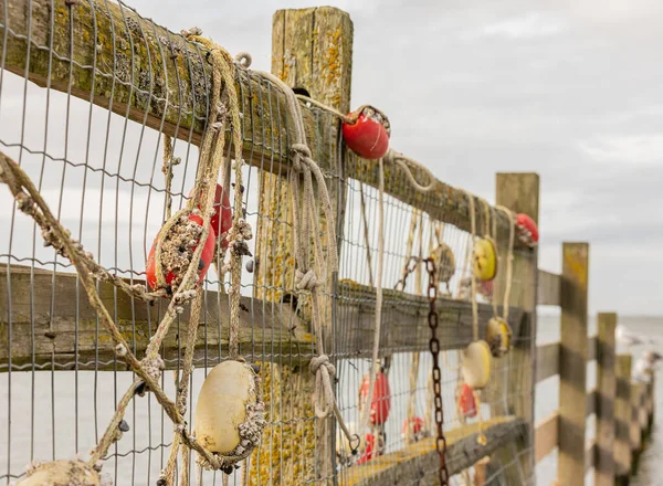 Δίκτυ Ψαρέματος Κόκκινα Άρματα Κρεμασμένα Ένα Φράχτη Περιμένοντας Για Καλύτερο — Φωτογραφία Αρχείου
