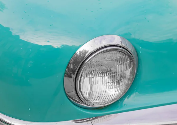 Zblízka Reflektor Barevné Klasické Retro Auto Přední Boční Pohled Starý — Stock fotografie