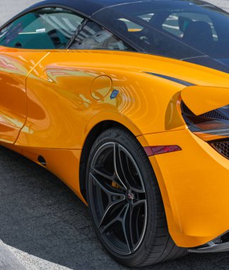 McLaren 720 'nin süper arabası caddeye park edilmiş. Şehrin caddesinde turuncu bir süper araba. Sokak manzarası, seyahat fotoğrafı, hiç kimse, konsept fotoğraf süper arabalar. 27 Temmuz 2021-Vancouver BC, Kanada