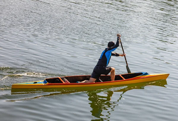 Wioślarz Kajaku Rzece Zainteresowaniem Aktywnego Człowieka Sporty Wodne Fotografia Podróżnicza — Zdjęcie stockowe