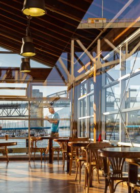Pencereden restoran manzarası. Klasik stil dekorasyon restoran seti. Camdan restoran manzaralı ahşap pencere. Sokak manzarası, seyahat fotoğrafı. Vancouver BC, Kanada-29 Temmuz 2021