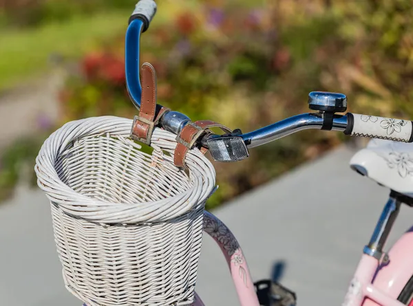 Großaufnahme Eines Rosafarbenen Fahrrads Mit Weißem Korb Einem Park Einem — Stockfoto
