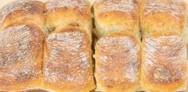 Ev yapımı ekmek, ahşap masada kabuklu zanaatkar ekmeği. Üst görünüm, hiç kimse, metin için boşluk kopyala.