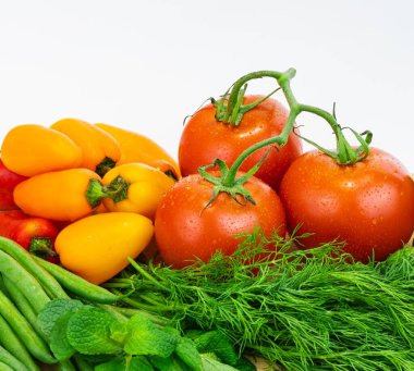 Tahtada taze sebzeler ve sebzeler, yiyecek kapanıyor. Tahta masada bir grup taze sebze. Hiç kimse, metin için kopyalama alanı, konsept fotoğraf organik sebzeler