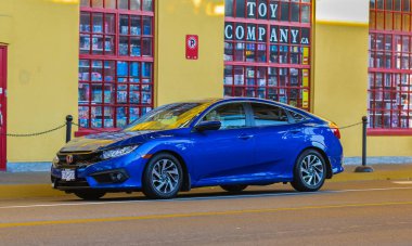 Caddeye park edilmiş mavi bir araba. Honda bir şehrin caddesinde. Otomotiv fotoğrafçılığı, mesajlaşma alanı, arabalı arka plan. Sokak fotoğrafı: 29 Temmuz 2021-Vancouver BC, Kanada