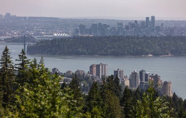 Daha büyük bir Vancouver manzarası, Kıbrıs Dağı Vancouver Outlook, Batı Vancouver, BC, Kanada. Sokak manzarası, seyahat fotoğrafı, seçici odak.