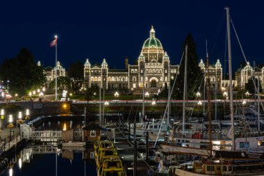 Victoria gece fotoğrafının güzel iç limanı. Victoria BC, Kanada-21 Temmuz 2021 tarihleri arasında aydınlatmalı parlamento binası. Sokak manzarası, seyahat fotoğrafı, uzun pozlu fotoğraf, kimse yok.
