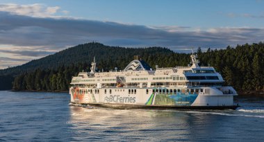 Sahil Dağları 'nın önündeki feribot. BC Feribot körfez adaları ulusal parkında boğazdan geçiyor. BC Feribot, Vancouver, Kanada, tekne, nehir, feribot, British Columbia