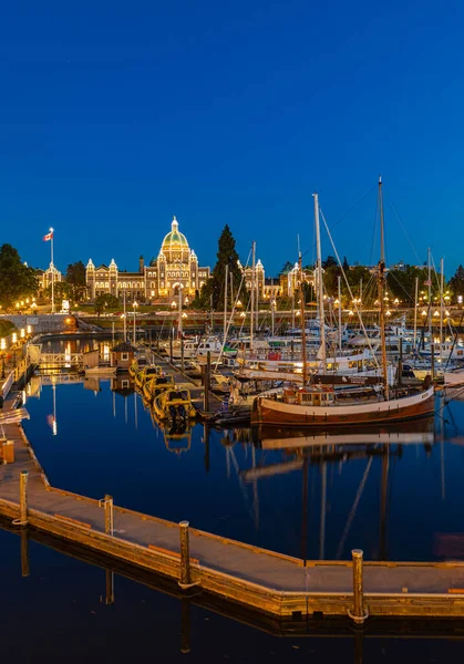 Beautiful inner harbour of Victoria night photo. Parliament legislature building with light illumination Victoria BC — Stock Photo, Image