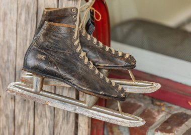 Eski buz patenleri. Klasik hokey patenleri. Sokak manzarası, hiç kimse, seçici odak