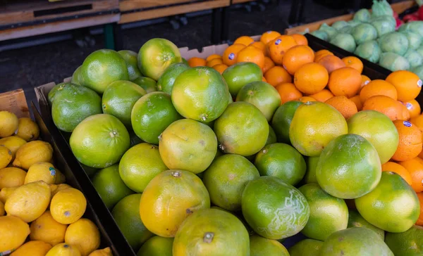 Verse Fruitmarkt Bovenaanzicht Van Straat Markt Gezonde Kleurrijke Groenten Fruit — Stockfoto