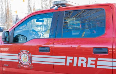 BC Langley itfaiye aracının önündeki yangın işaretini kapat. Langley Departmanı 'nın itfaiye servis aracını kapatın. Kanada-23 Kasım 2021. Sokak manzarası, hiç kimse, seçici odak
