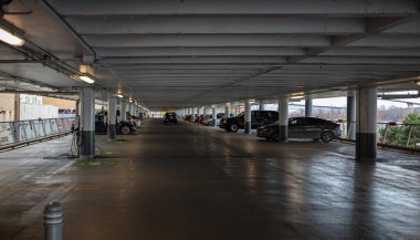 Park yerinin içi. New Westminster BC 'deki otopark. Çok katlı otopark. Sokak fotoğrafı, seçici odak