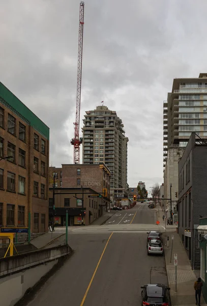 New Westminster, BC, Kanada 'da binaları ve küçük dükkanları olan Urbun caddeleri. New Westminster şehir merkezinde kışın şehir manzarası. Sokak manzarası, seyahat fotoğrafı, seçici odak, hiç kimse - 5 Aralık 2021