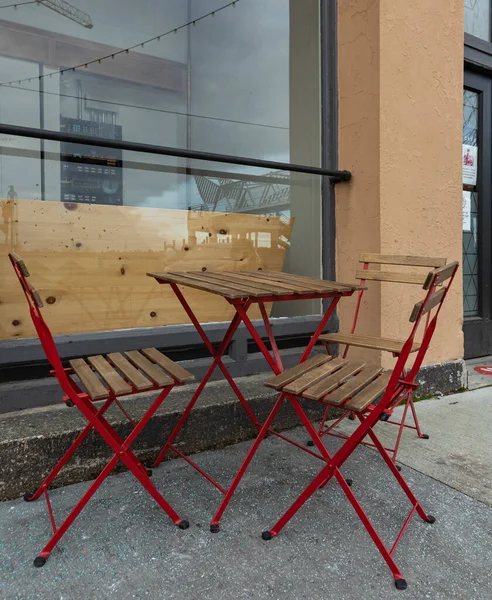 Stůl Prázdná Křesla Před Kavárnou Street Cafe Dřevěný Stůl Židlemi — Stock fotografie