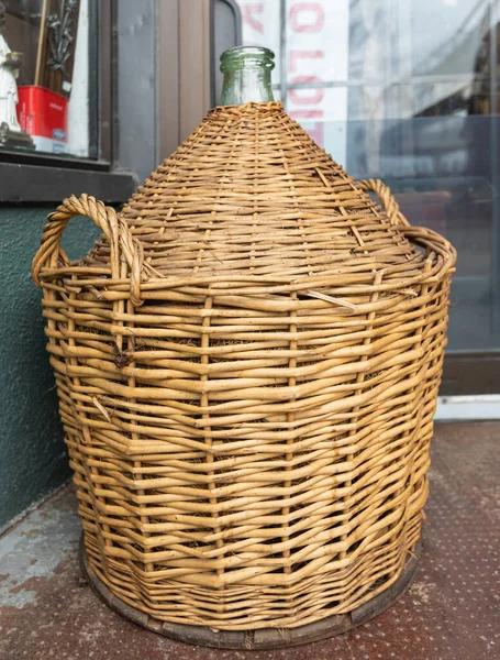 Vintage Wine Bottles Wicker Basket Barrel Antique Empty Wicker Wine — Stockfoto