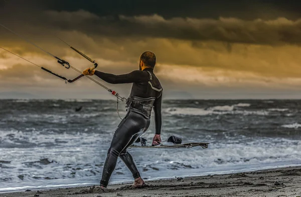 Kitesurfer Dostane Vody Během Bouře Kite Surfing Delta Britská Kolumbie — Stock fotografie