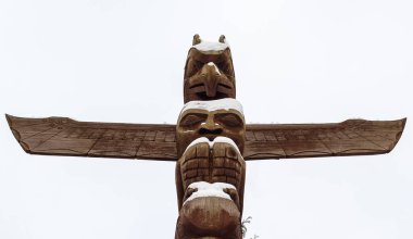 Beyaz arka planda izole edilmiş totem. Totem direği. Hiç kimse, metin için boşluk kopyala, seçici odak